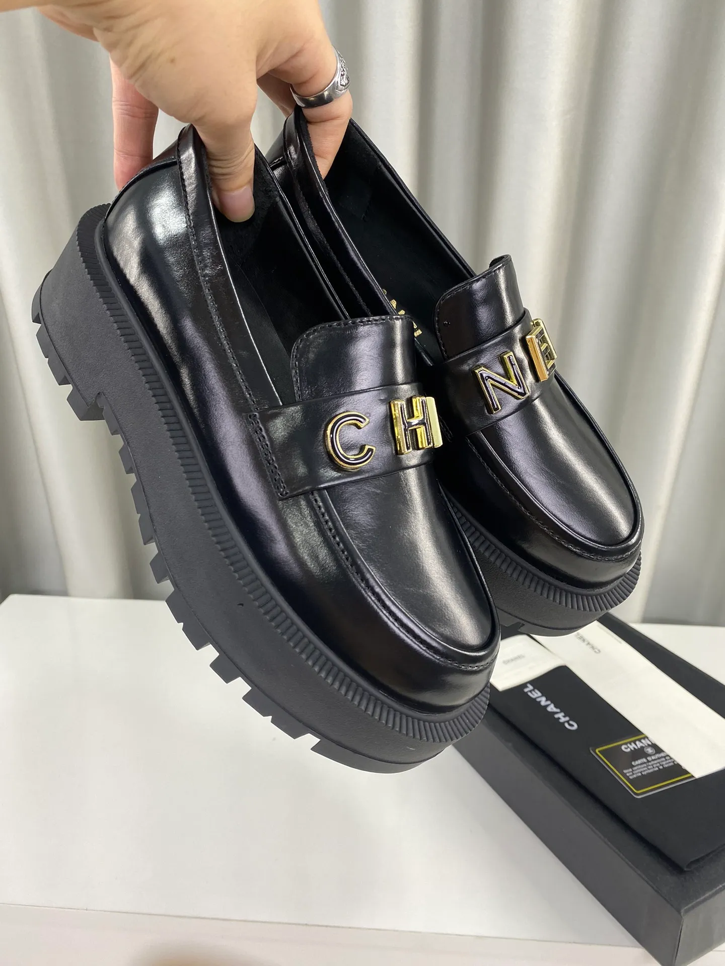 👟👟Ex-factory price p600👟👟 Women's Chanel Chanel 2024s new thick-soled loafers for autumn and winter ☑️ Goddess series, with the elegant and ladylike temperament of Chanel, super attractive, irresistible, and heart-warming. ▪ Upper: imported cowhide ▪ Lining: frosted cowhide ▪ Outsole: original TPU outsole ▪Code number: 35-39 (40 pieces are custom-made and cannot be returned or exchanged)